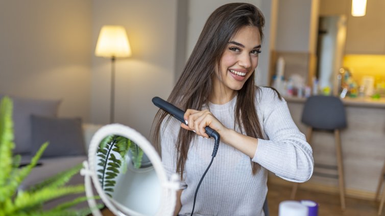 Качествената преса за коса: Ключът към стил, индивидуалност и самочувствие