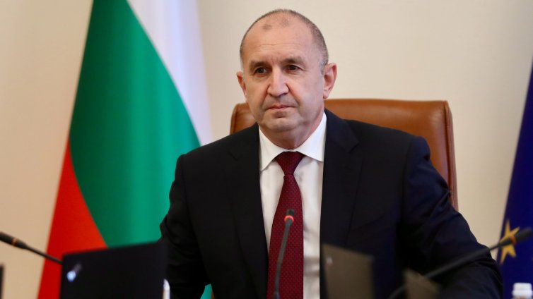 Румен Радев пристигна в Гърция за предаването на тленните останките на цар Самуил