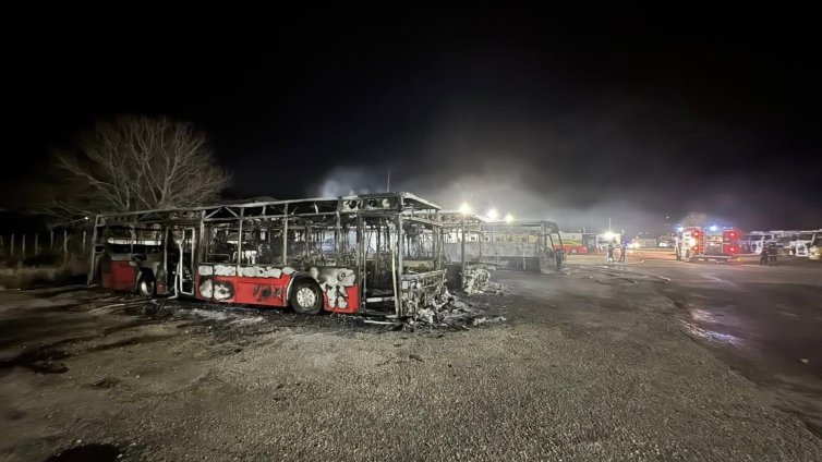 Кметът на Костинброд за изгорелите автобус: Бяха транспортно бижу