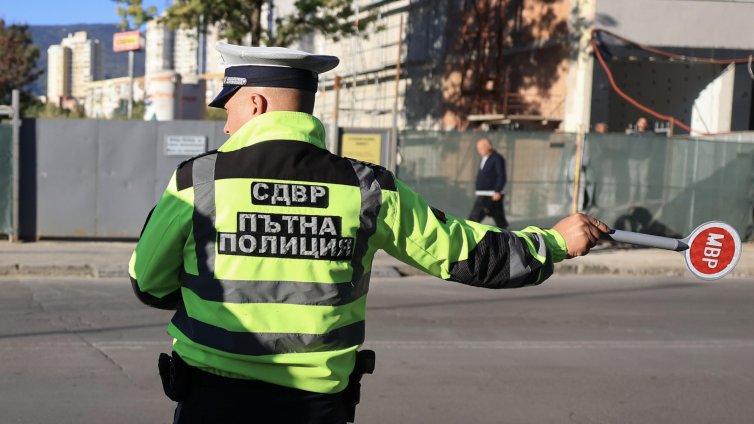 Акция на &ldquo;Пътна полиция&rdquo;: Следят за телефони и колани