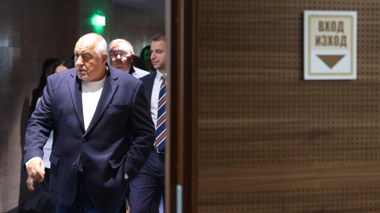 Без вежливост и учтивост: Българските политици говорят с "езика на къра"