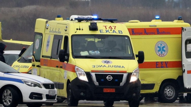 Нападнаха линейка в Румъния с камъни и брадви след видео за черна линейка, която краде деца