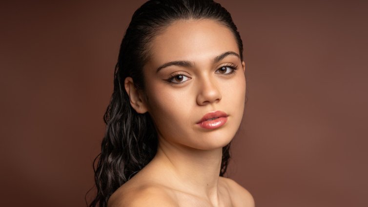 Kафявата очна линия е най-актуалната тенденция в красотата и грима за 2026