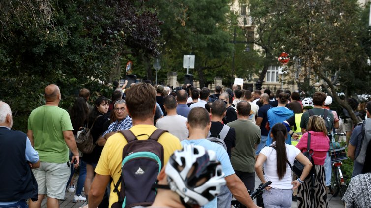 Протест в София срещу полевите тестове за наркотици 