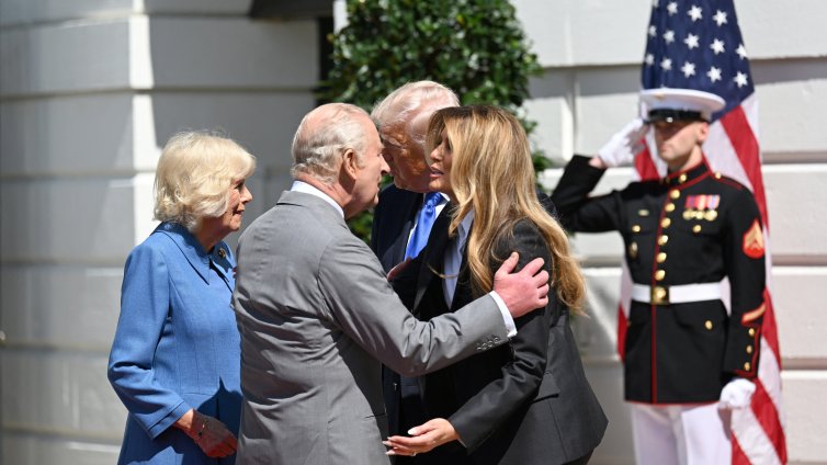 Сем. Тръмп изпратиха крал Чарлз III с усмивки, целувки и червен килим