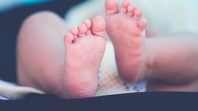 Арестуваха българи в Солун, оставили бебето си на балкона и си легнали