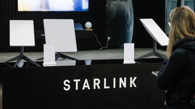 Сателитите на Starlink започнаха да падат на Земята, опасни ли са? 