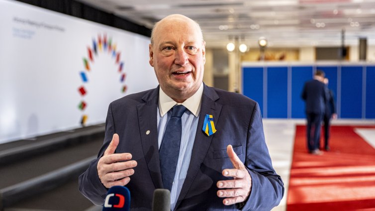 ЕС уволни висшия служител заради корупция