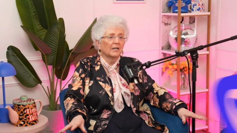 Историята на Керълайн Вий: Да станеш ескорт на 64 години след 40 г. въздържание