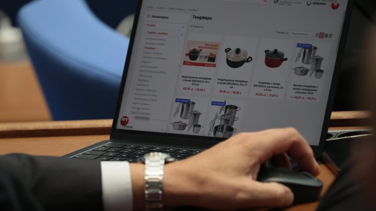 Черен петък в кадър: Вето ли? Депутат гледа евтини тенджери