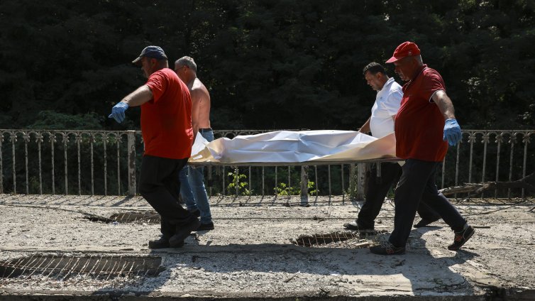 Осем цивилни загинаха след руска атака на жп гара до Киев СНИМКИ