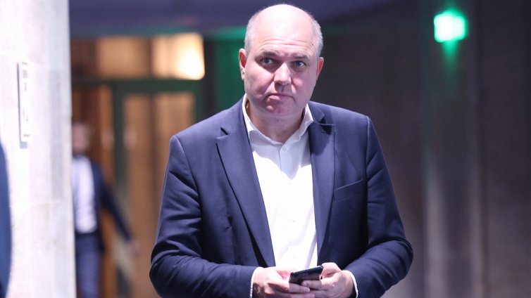 Панев за "Лукойл": България трудно самостоятелно може да продаде рафинерията