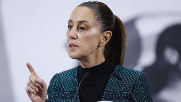 Арестуваха мъж, опипал и поискал да целуне президентката на Мексико