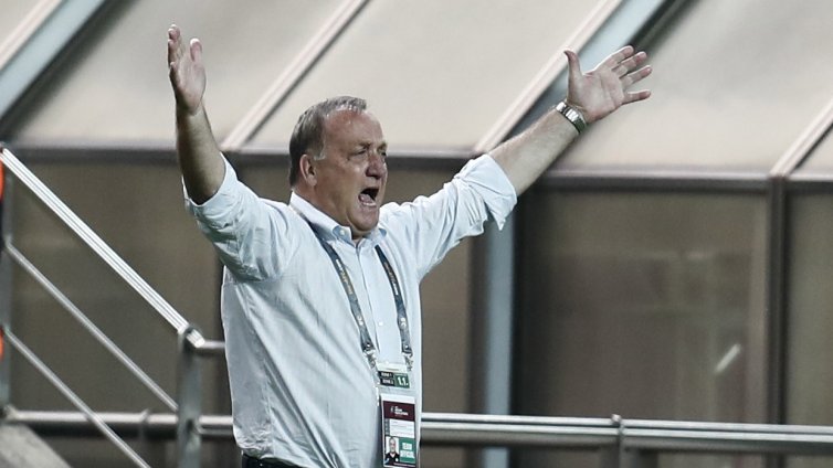 Дик Адвокаат ще стане най-възрастният треньор на световно по футбол