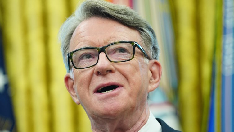 Арестуваха бившия британски посланик в САЩ Питър Манделсън за връзки с Епстийн