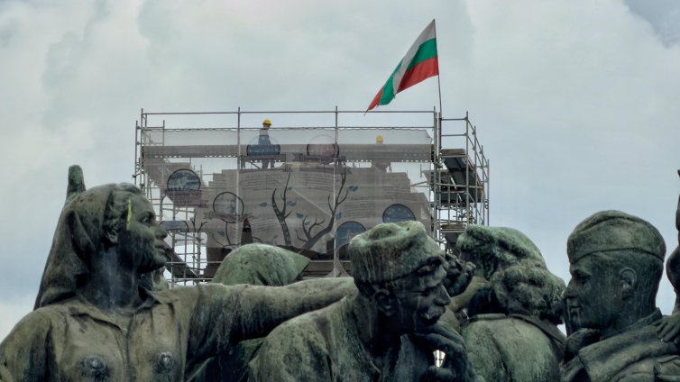 В кадър: Махат скелето около паметника на Съветската армия