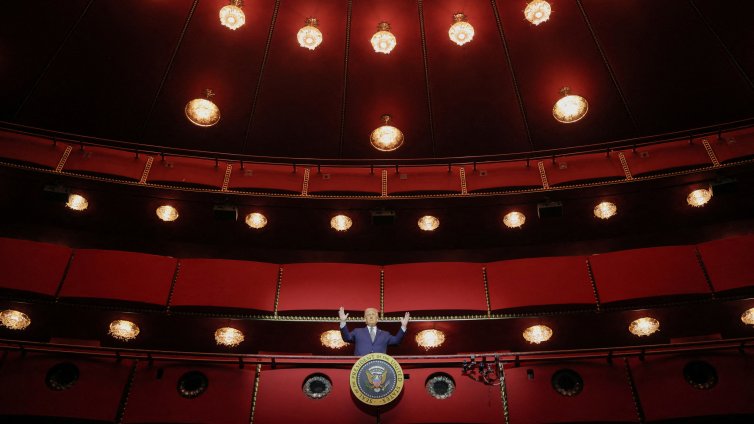 Циркът на Тръмп отвлича вниманието от по-опасна заплаха