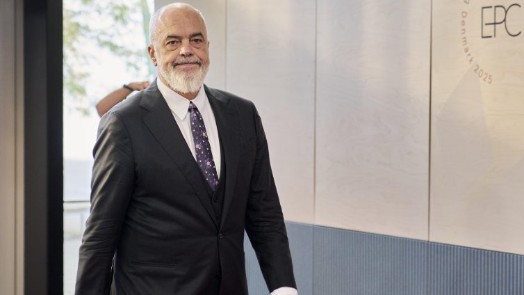 Той рисува, докато работи: Еди Рама ще покаже картините си в Берлин