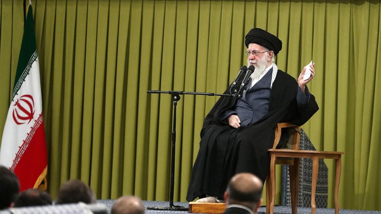 Али Хаменей: Ако САЩ нападнат Иран, ще бъде война в целия регион