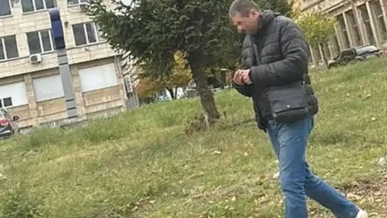 Кой е мъжът, разголил се пред деца в София? 