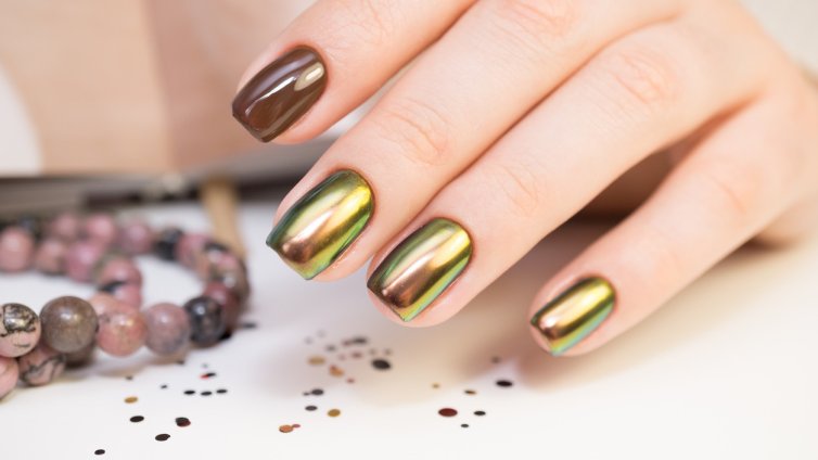 Кадифеното стъкло е новият хит за празничен маникюр