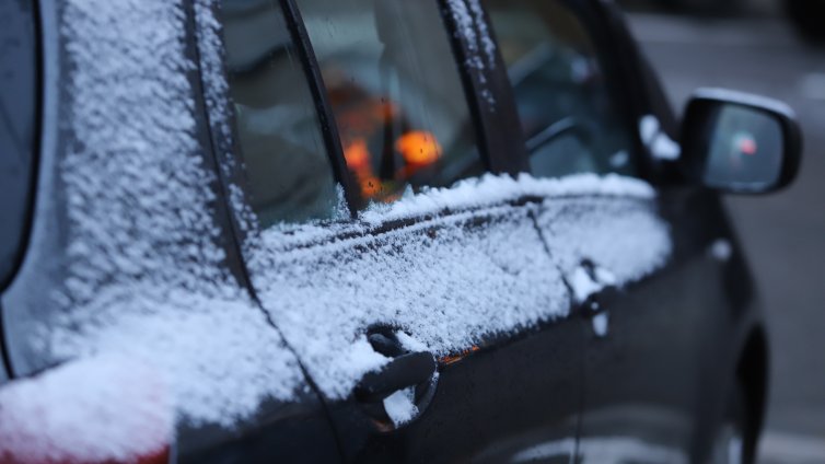 Над 30 машини почистват снега по пътищата на страната