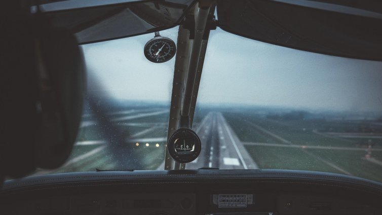 Самолет кацна аварийно, мъж с 15 защитни маски крещял, че гейовете му причинявали рак