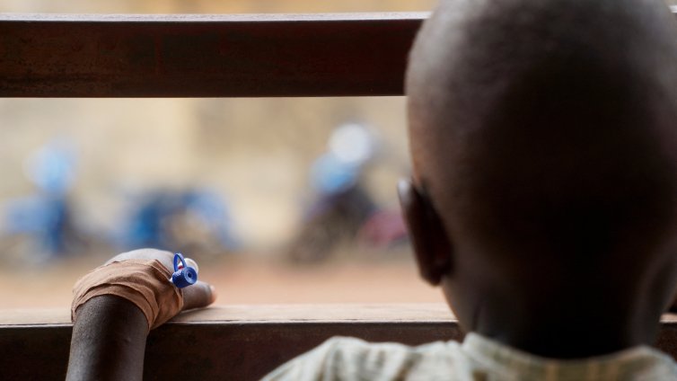 Заразиха деца с ХИВ: Лекари използвали замърсени игли 