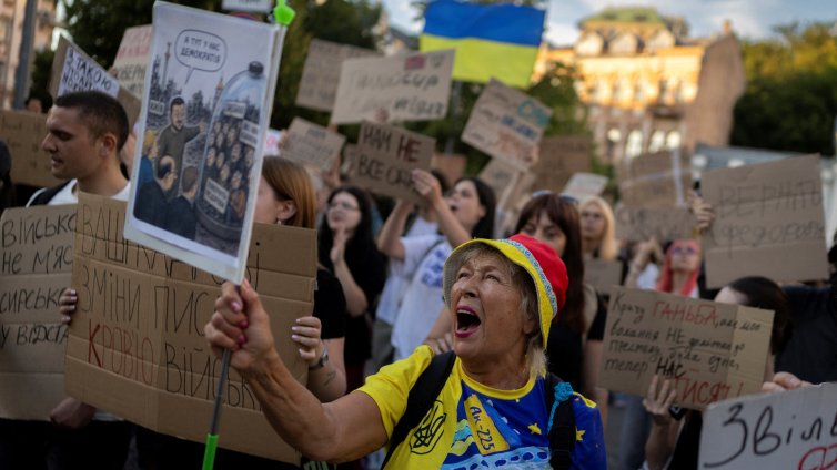 Пети ден протести в Киев: &ldquo;Срам!&rdquo;, &ldquo;Украйна не е Русия&rdquo; СНИМКИ