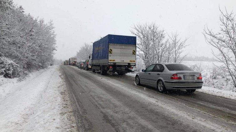 Катастрофа между два ТИР-а затвори Прохода на Републиката