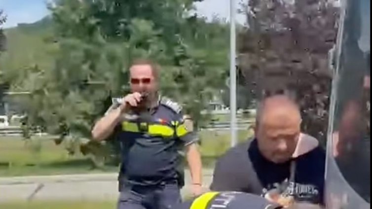 Румънски полицаи свалиха номерата на българин, той стана за смях в мрежата ВИДЕО
