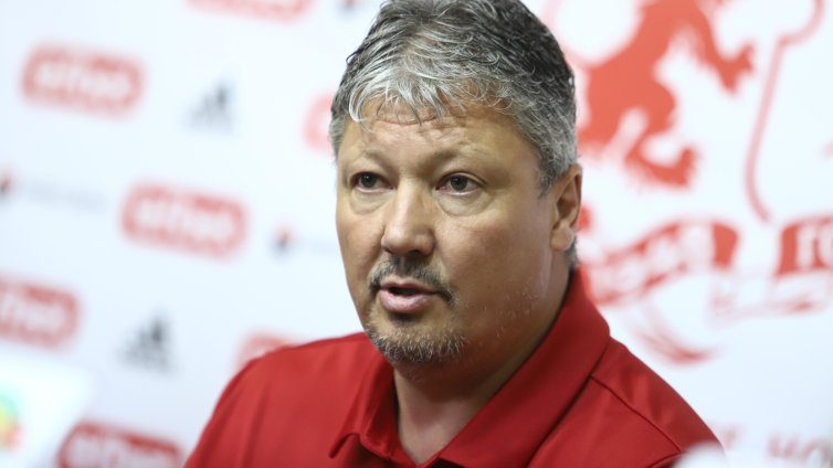 Любо Пенев се прибира в България, търсят частен самолет за превоза