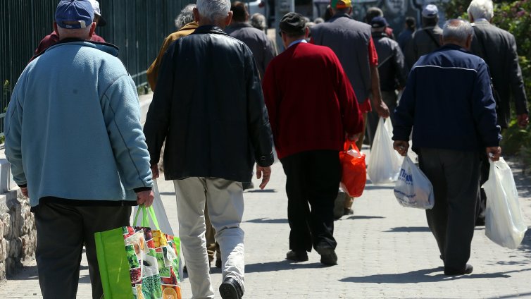 Свалят цените на 1000 стоки в супермаркетите в Гърция