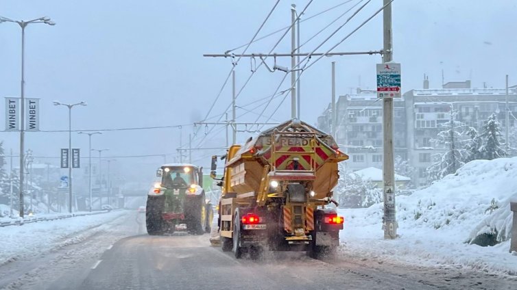 Снеговалежите продължават и през нощта, утре - дъждове