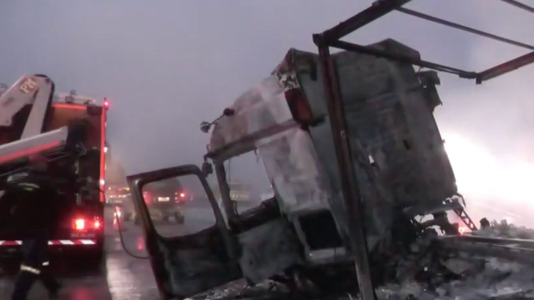 Двама изгоряха живи, след като български камион се вряза в пункт за такси в Гърция ВИДЕО