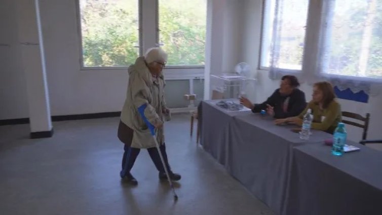 90-годишната Баба Цанка пред машината: Това не е за шашави като мене