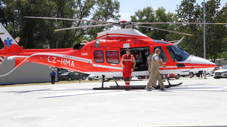 Въздушната линейка транспортира пациент в тежко състояние