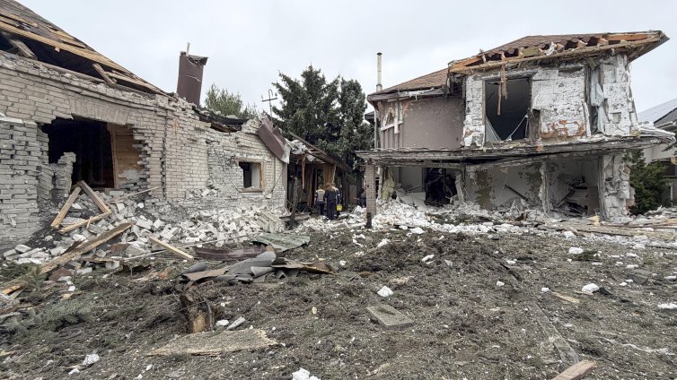 Защо Русия държи хиляди украински цивилни в плен и ги използва като разменна монета?