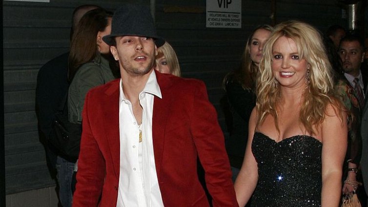 Бритни купонясвала с Линдзи Лоън и Парис Хилтън, докато децата ѝ плачели до нея