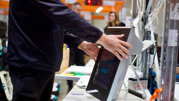 Партии и коалиции разгледаха склада, в който се съхраняват машините за вота СНИМКИ