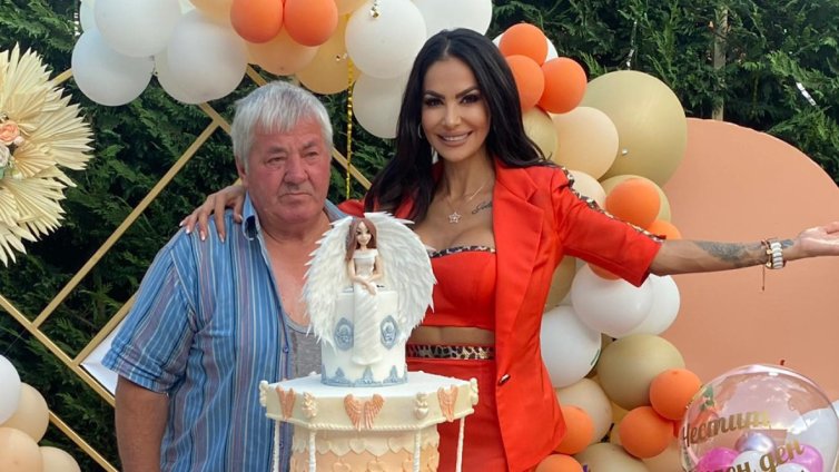 Фолкпевицата Татяна шокирана, откарала сама починалия си баща в моргата