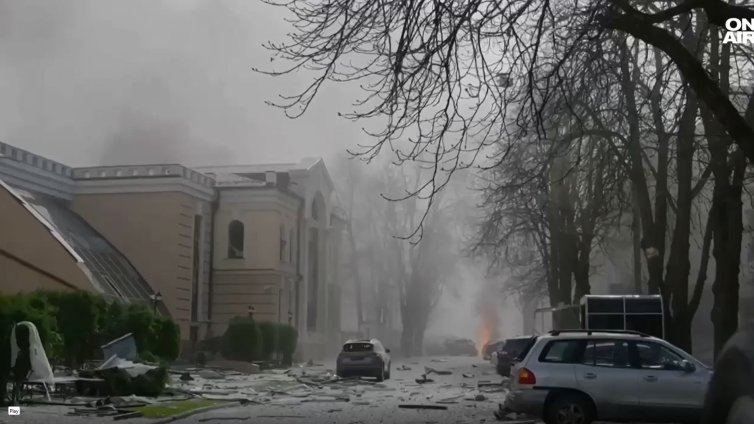 Една от ракетите окървавила автобус в Суми, хората отивали на църква (ВИДЕО)