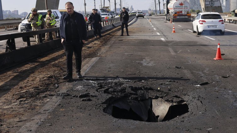 Няма ден, няма нощ: Руските атаки промениха живота в украинската столица