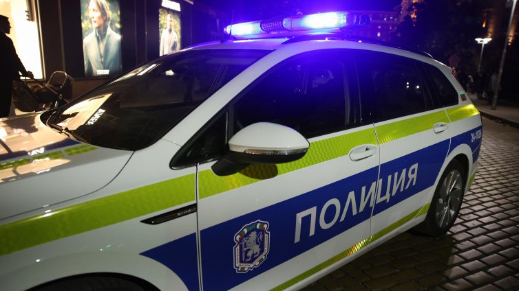 Задържаха двама молдовци, превозвали бежанци край Бургас