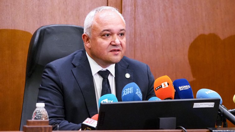 Демерджиев обещава разкрития за полетите на Пеевски