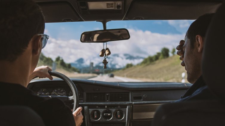 Нови необичайни глоби в Гърция: Прегръдка струва 150 евро