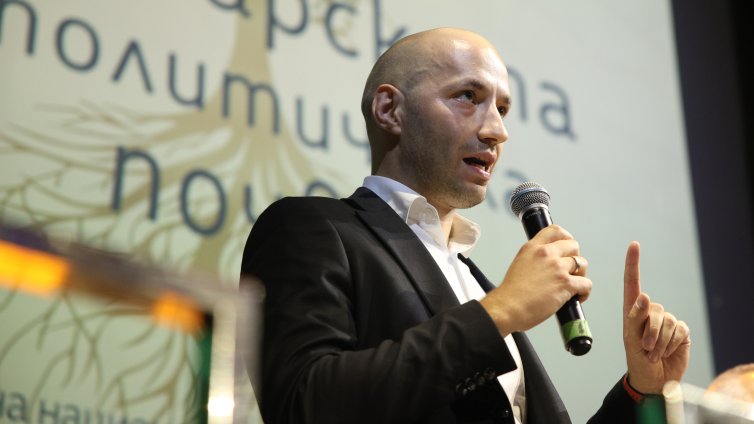 Коалицията &ndash; сложна, но устойчива, Радев ще трупа точки 