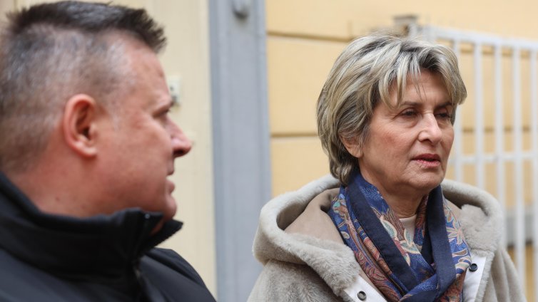 Весела Лечева опита да влезе в централата на БОК, не я пуснаха 