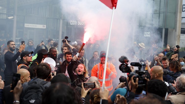 Франция пак гори: Стотици арести са извършени на протестите "Блокирайте всичко" ВИДЕО