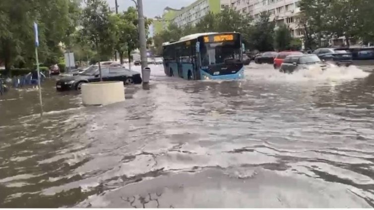 Ситуацията в Русе е усложена заради продължаващия силен дъжд ВИДЕО